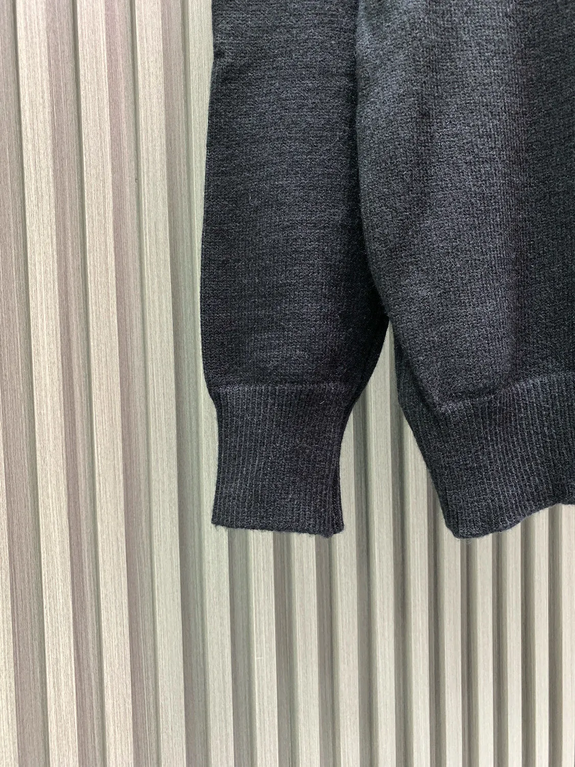 🅿️400 🀄️ Louis Vuitton 25Fw jacquard letter logo knitted woolen sweater on the front and back. The fabric is made of 82% sheep wool blended with 18% nylon cotton thread. It is made of imported jacquard machine woven pieces 6S thick needle cotton wool sweater. It has excellent thermal insulation performance. The jacquard process highlights the contrasting four-leaf clover and logo intarsia pattern, which enhances the three-dimensional sense and layering of the sweater. The fabric piece is woven using a 47W imported Stoll 3-needle ultra-fine machine from Germany. It is knitted at a parallel and even speed with reference to the original single-sided partial mesh bottom hanging wool structure. Each piece takes 270 minutes. During the weaving, 16 sand spits are used to alternately knit back and forth. The number of knitting rows for a single piece of front garment hanging wool is as high as 6352. There are so many knots in the newly woven garments that it requires pure manual thread picking and knot head inspection. Seam picking/washing can only be carried out after spot inspection.